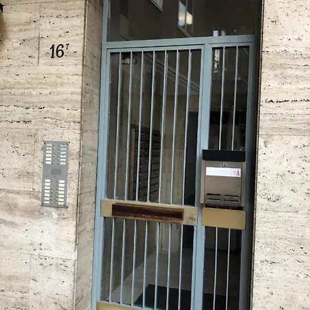 ベッド・アンド・ブレックファスト Tra Le Torri - Ampia Stanza Privata In Con Bagno Privato Accessibile Da Corridoio ボローニャ