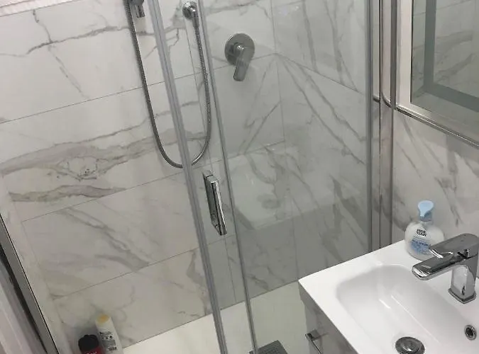 Tra Le Torri - Ampia Stanza Privata In Con Bagno Privato Accessibile Da Corridoio Bologna