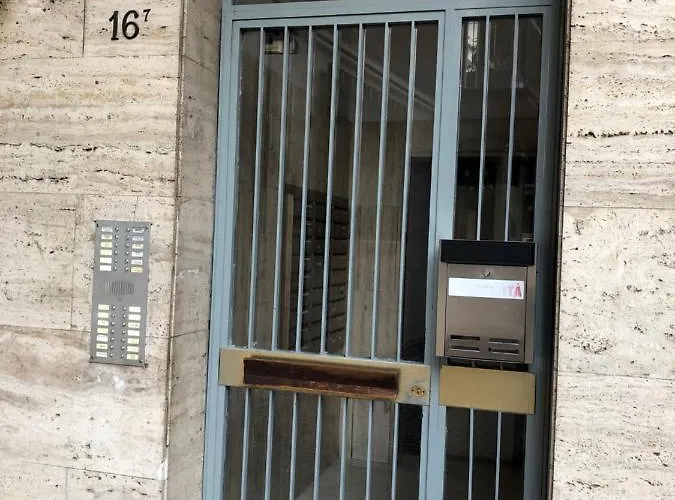 Couette-café Tra Le Torri - Ampia Stanza Privata In Con Bagno Privato Accessibile Da Corridoio Bologne