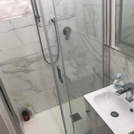 Tra Le Torri - Ampia Stanza Privata In Con Bagno Privato Accessibile Da Corridoio Bologna
