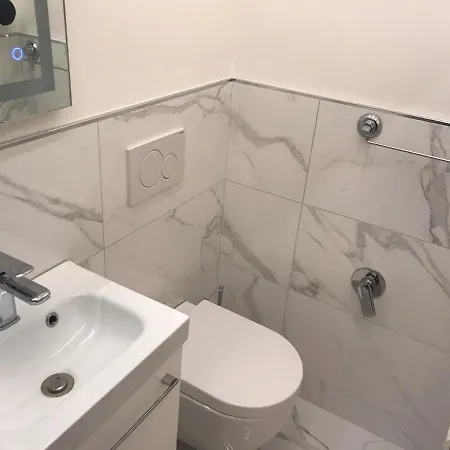 Bed & Breakfast Tra Le Torri - Ampia Stanza Privata In Con Bagno Privato Accessibile Da Corridoio