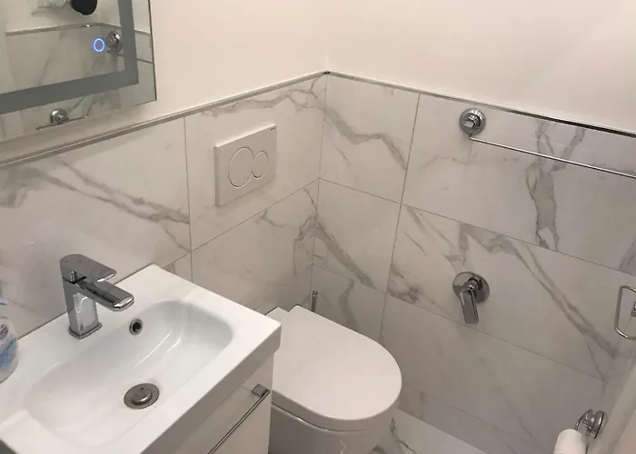B&B Tra Le Torri - Ampia Stanza Privata In Con Bagno Privato Accessibile Da Corridoio